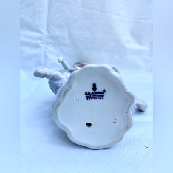 NEW - in Box, Lladro No. 1435 Luna Nueva (retired 1987) perfect condition,$300. - Picture 7 of 8